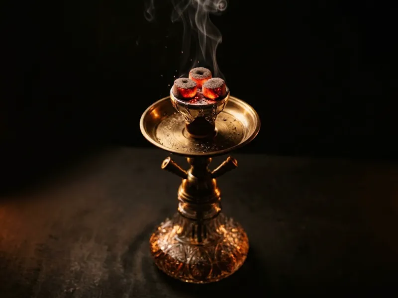 مبسم شيشة نحاسي وفحم شيشة متوهج على الرأس